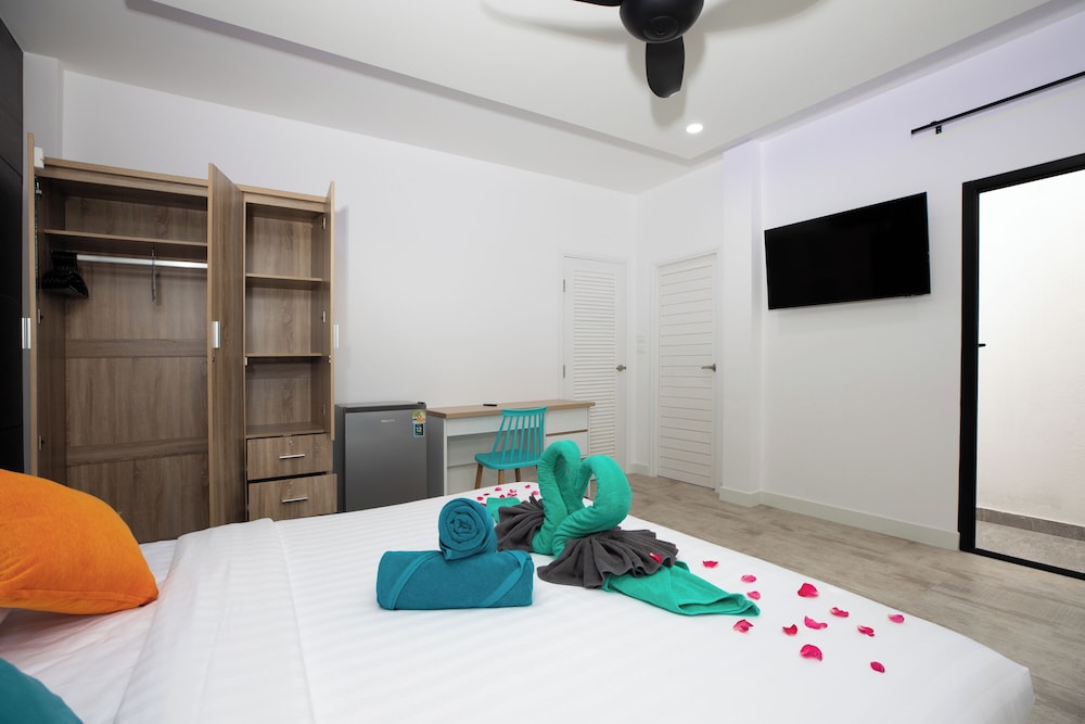 Modern 5 Bedrooms Pool Villa Curtis