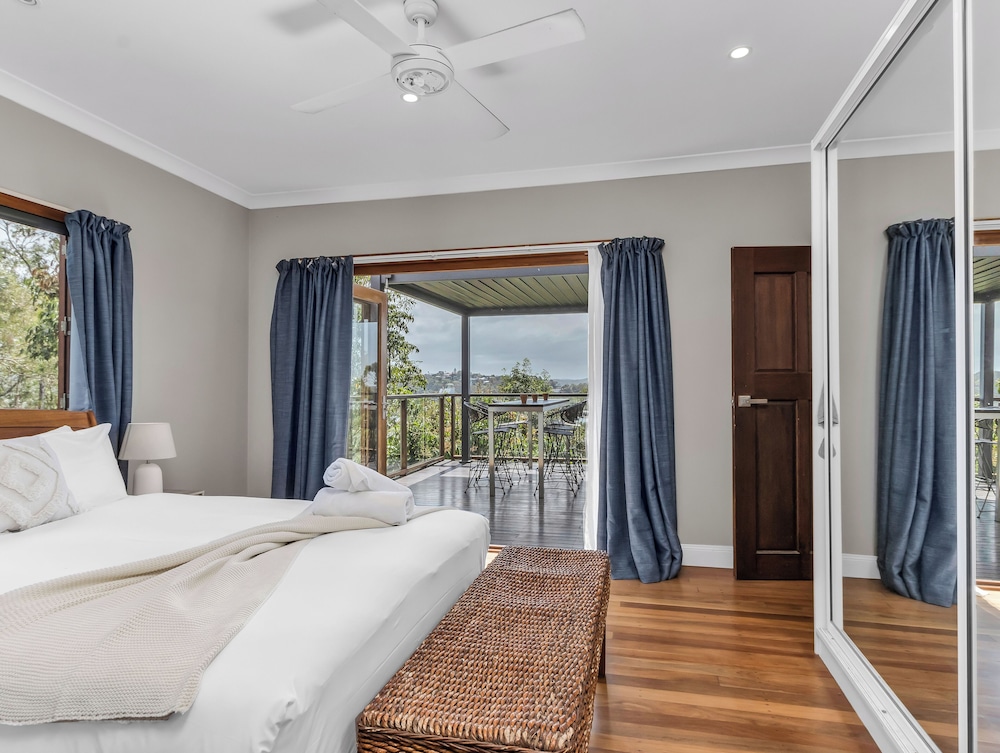 Hillcrest Retreat with River Views