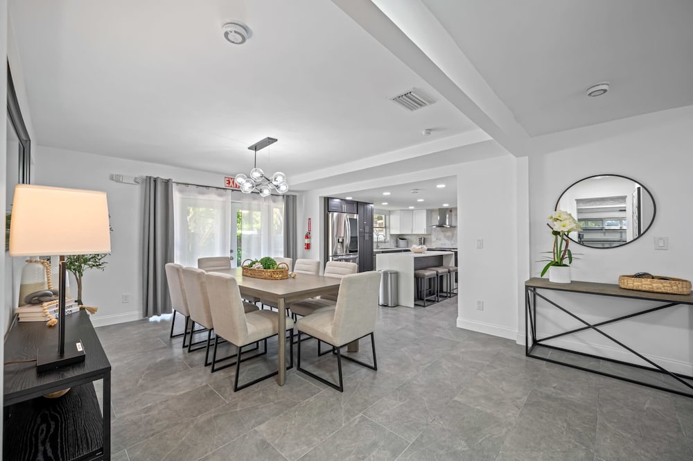Luxury Retreat: Pool, Games, Basketball & More!
