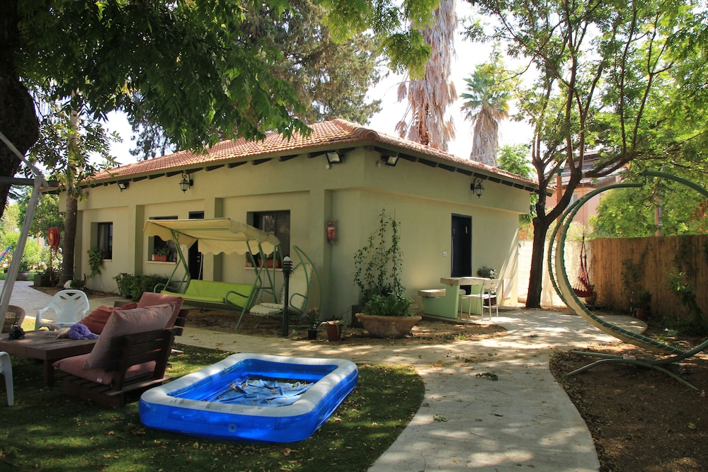 Nuriel Fruit & Guest House