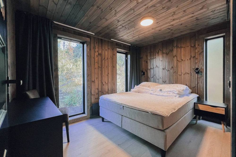 Modern Mountain Cabin - Outdoor Hot Tub - 8 Beds
