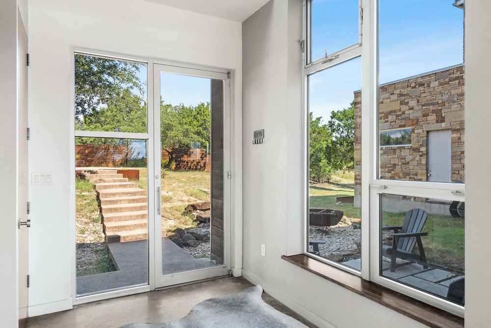Luxury 4BR Hilltop Retreat Hot Tub & Scenic Views