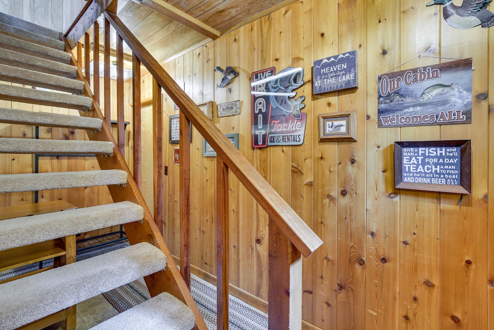Woodsy Lake Arrowhead Cabin w/ Fire Pit Table