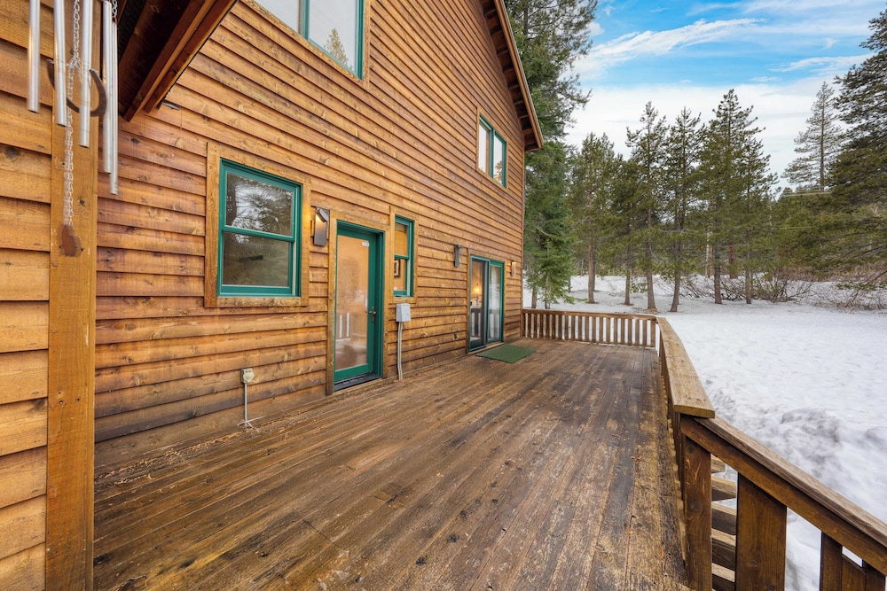 5 Mins to Ski Resort Ping Pong, Pool Table, Deck Donner Ridge by Avantstay