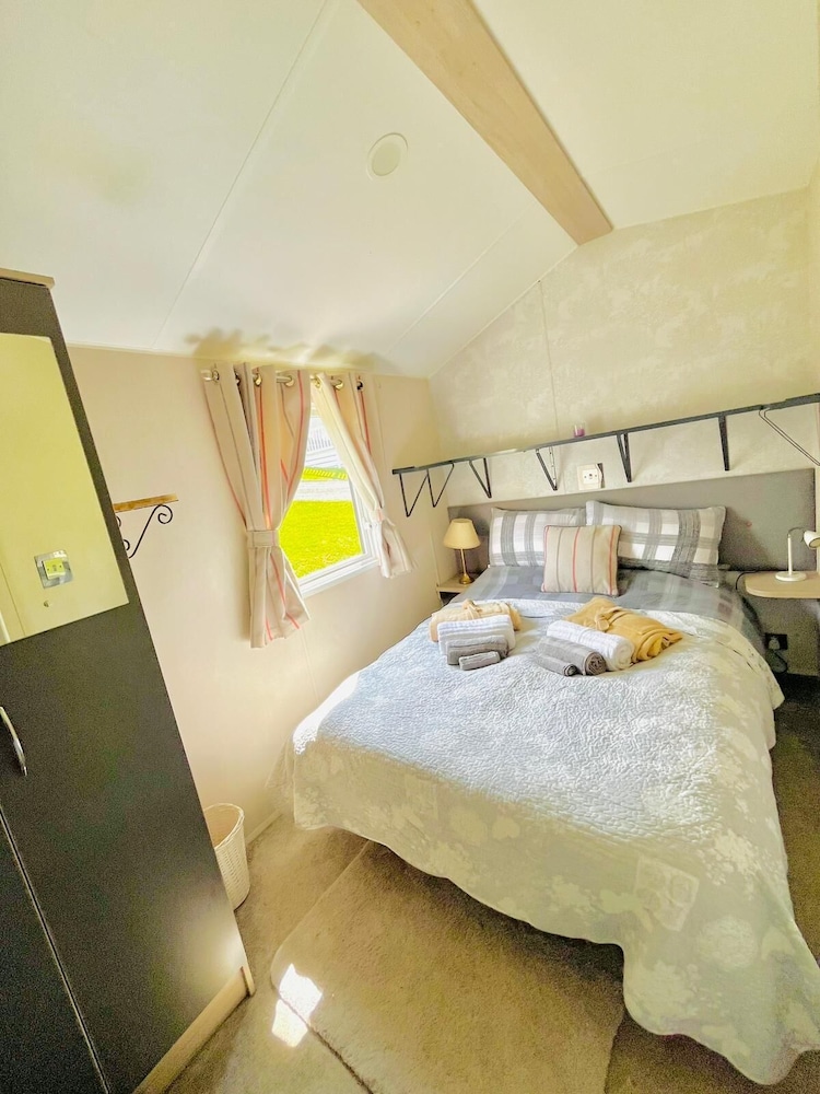 Cozy Newquay Lodge With Private Hot Tub,