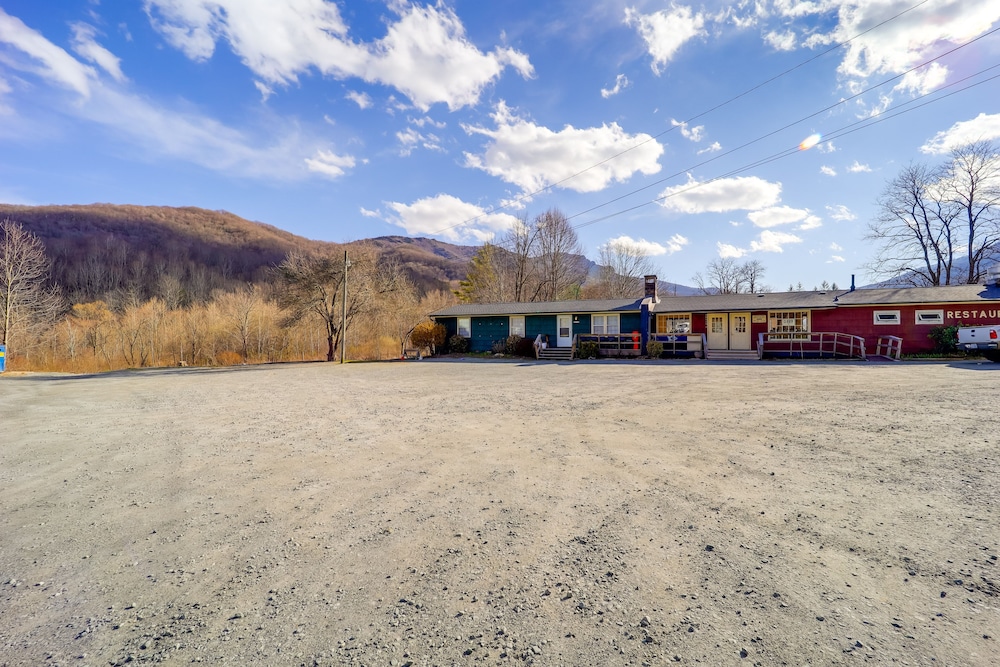 Lookout Deck + Mtn Views: Banner Elk Condo! view 4