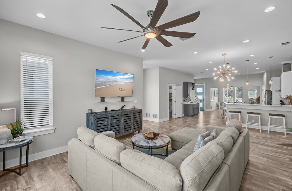 Waterfront Condo With Rooftop + Pool + Boat Slips