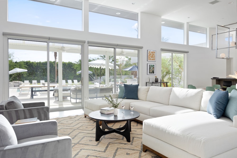 Polo Villa 10 by Avantstay Backyard Oasis w Putting Green 260320 6 Bedrooms view 3