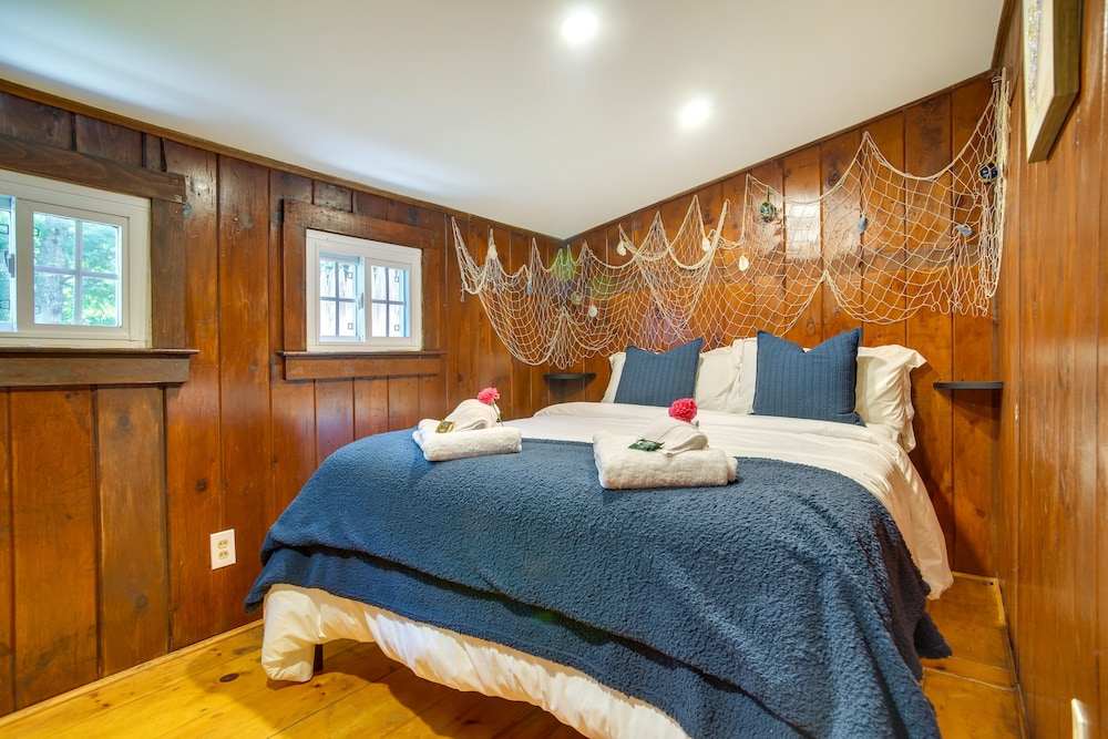 Hot Tub & Kayaks: Dog-friendly House in Yarmouth