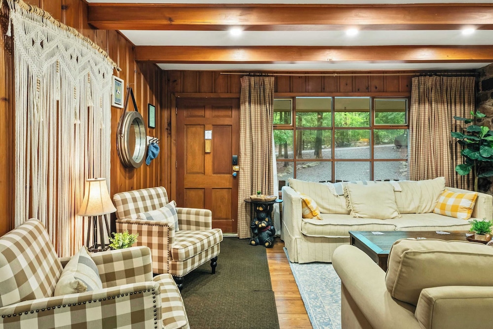 The Horseshoe Hideaway Lake Harmony Cabin w/ Hot Tub & Game Porch
