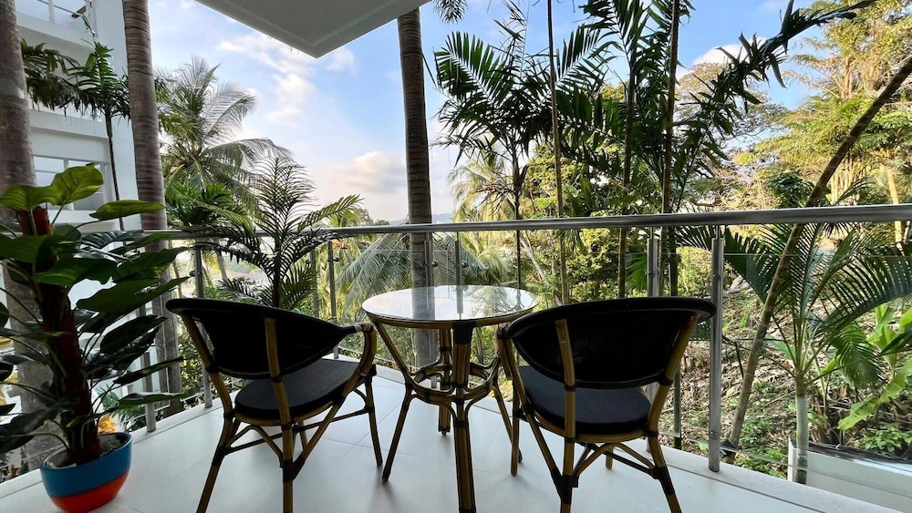 B6 - 1 Bdr Modern Condo With Balcony and Pool, Karon