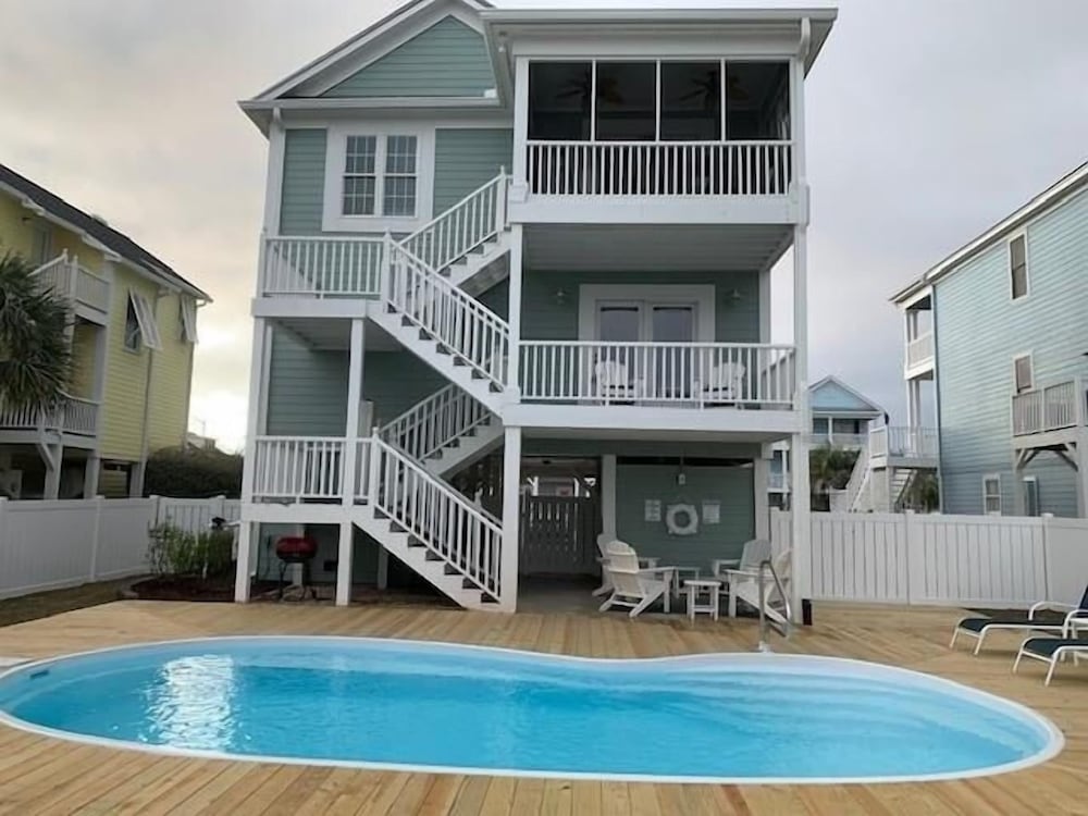 Absolute Bliss Private 4 Bedroom Home by RedAwning