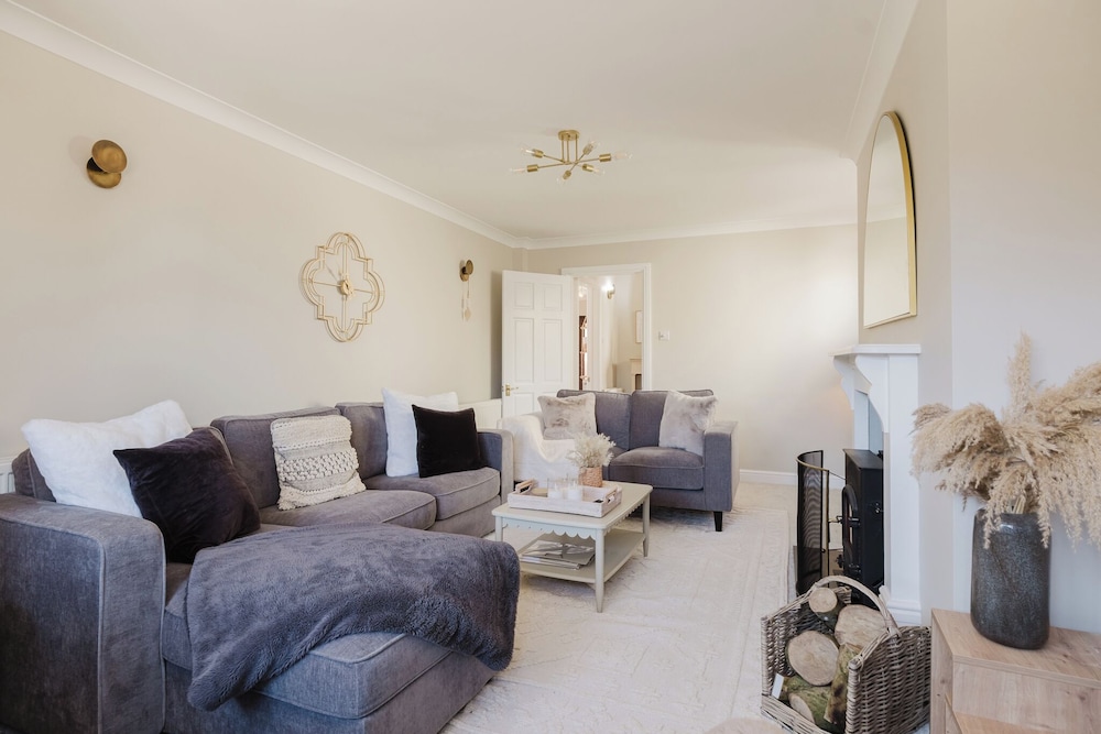 Beautiful 4 BD Home near Woodstock