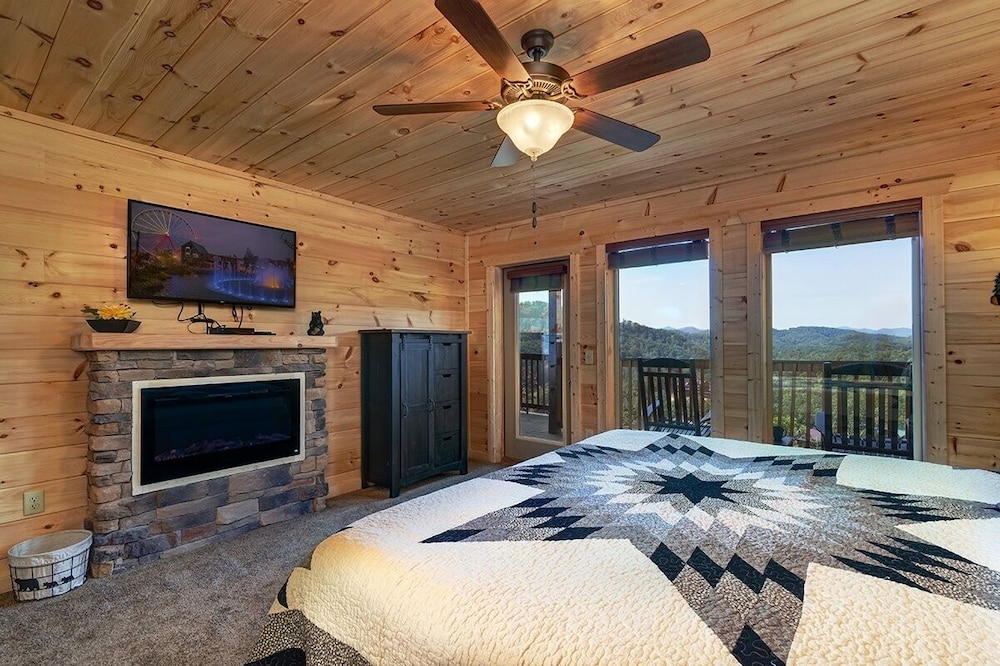 Awesome Mountain Sunsets - 5 Bedrooms, 5.5 Baths, Sleeps 16 5 Cabin by RedAwning view 3