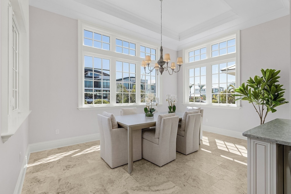 260 Coastal Luxe Retreat: 5bd/4.5ba, Pool & Spa, Water Views 5 Bedroom Home