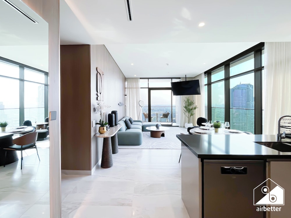 Luxurious 3BR Canal View Apartment Pool + Gym