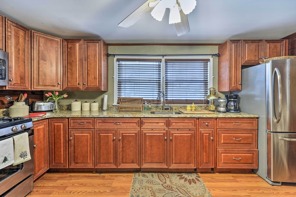 Seaside Park Apt: Outdoor Shower, Walk to Beach! view 5