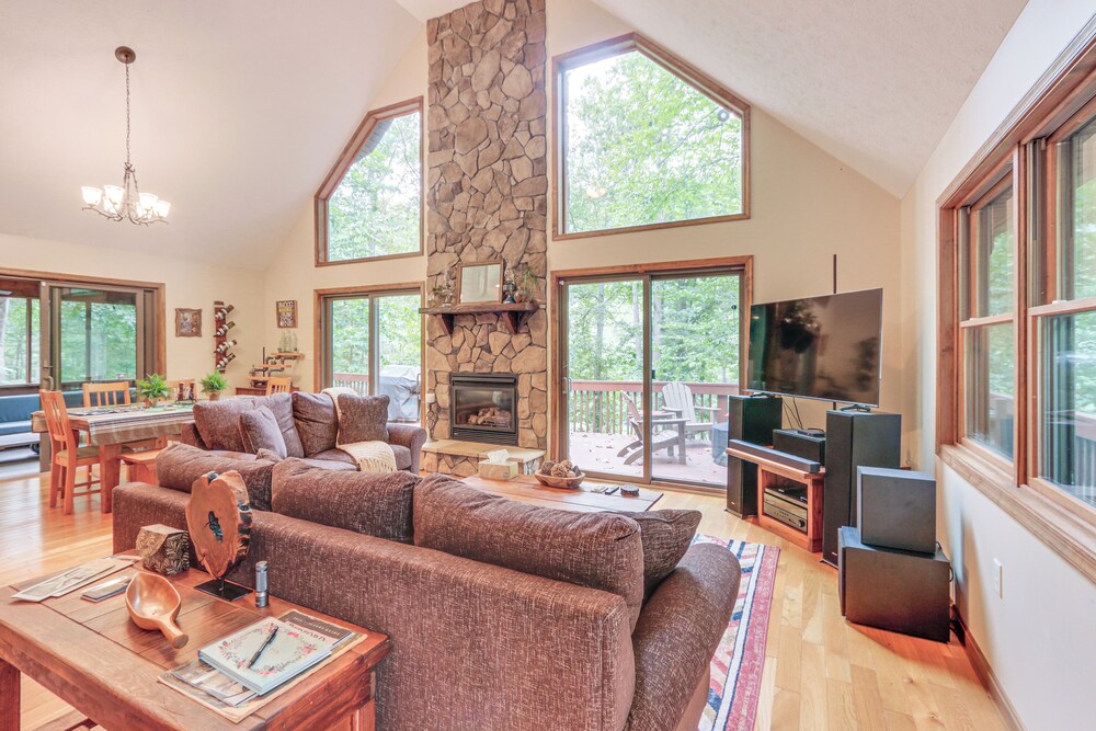Great Cacapon Mtn Cabin w/ Private Hot Tub + Views