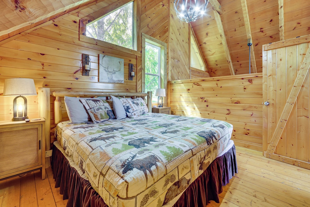 Mins to Dollywood: Boujee Bear Cabin w/ Hot Tub!