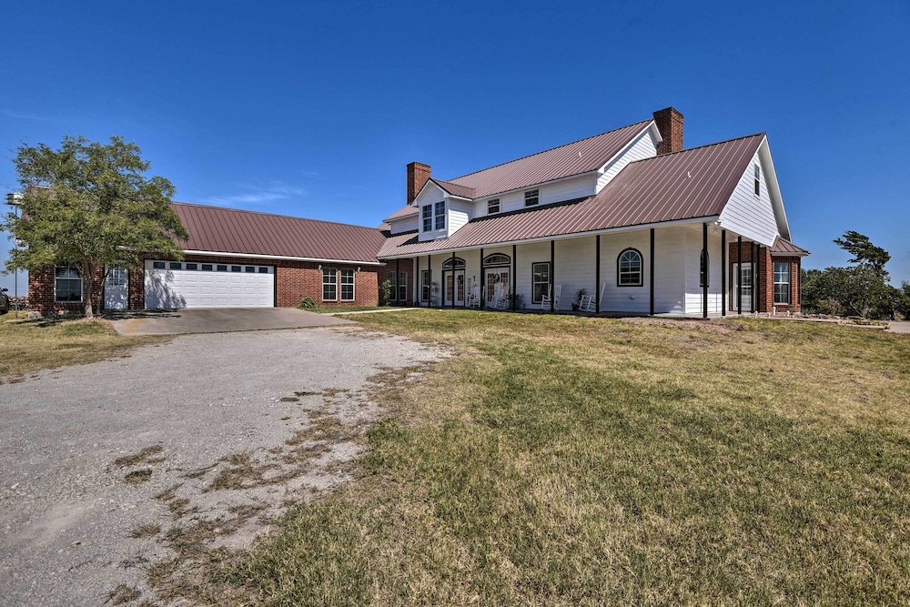 Patio & Covered Porch: Spacious Bellevue Home! view 5
