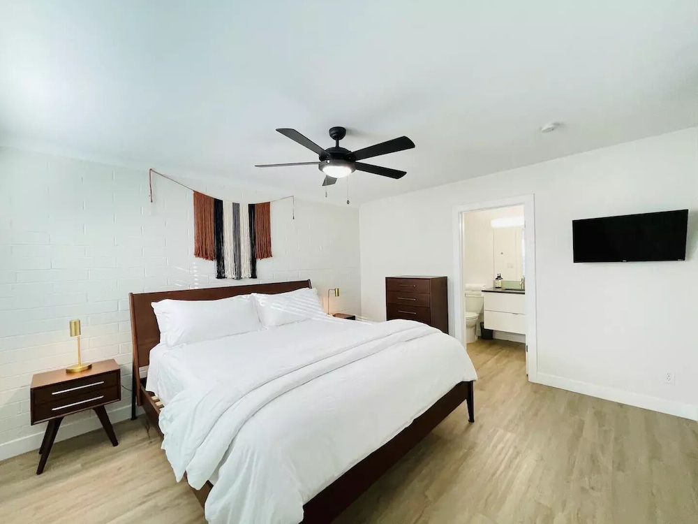 Walkable OTS Mid Century Condo-Pool