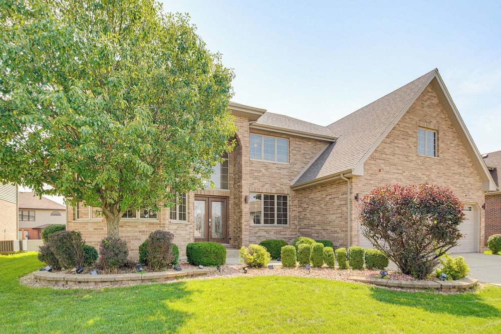 Game Room & Deck: Family Home in Chicago Area!