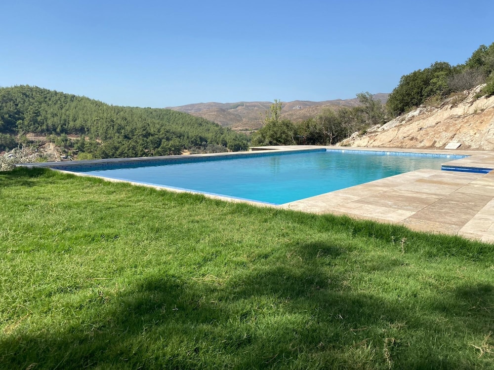 Lovely Stonehouse With Pool and Backyard in Izmir