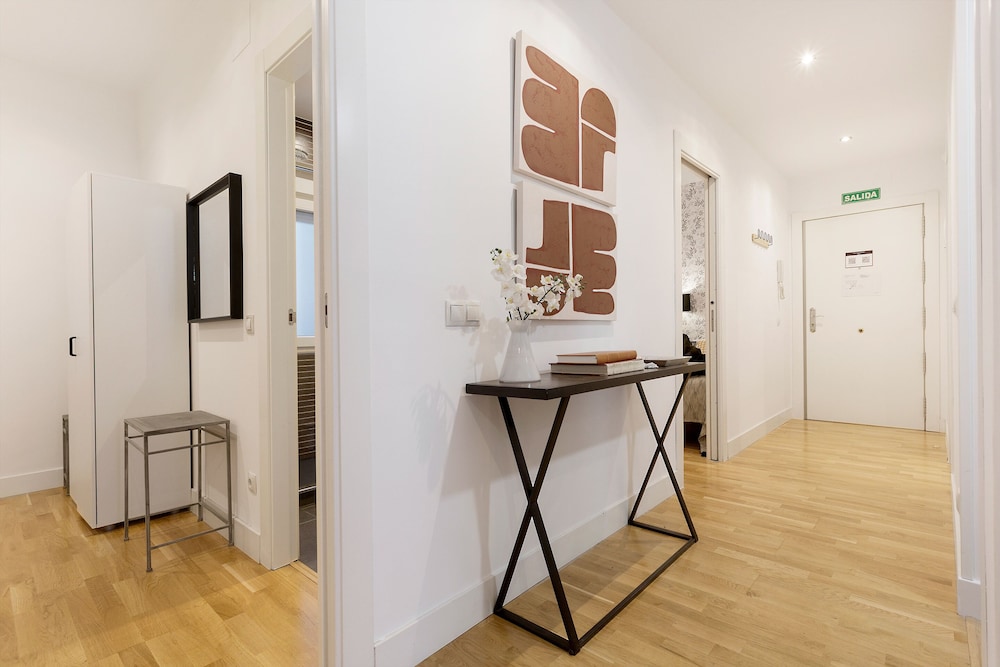 Bright 2 Bd Apartment in Front of Retiro Park Retiro II