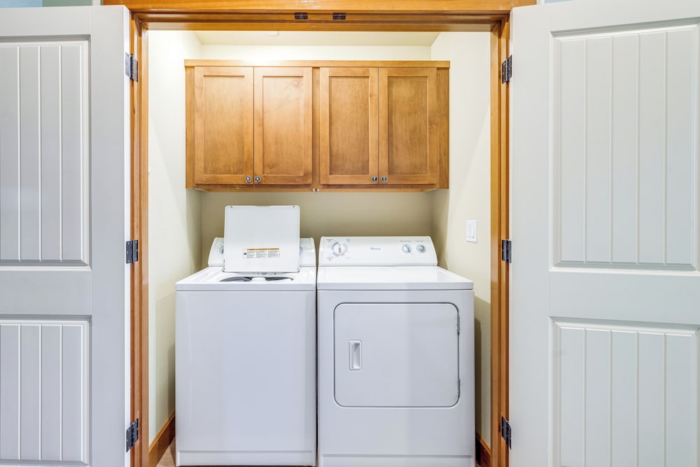 Walk to Lincoln City Beach: Townhome w/ Balconies!