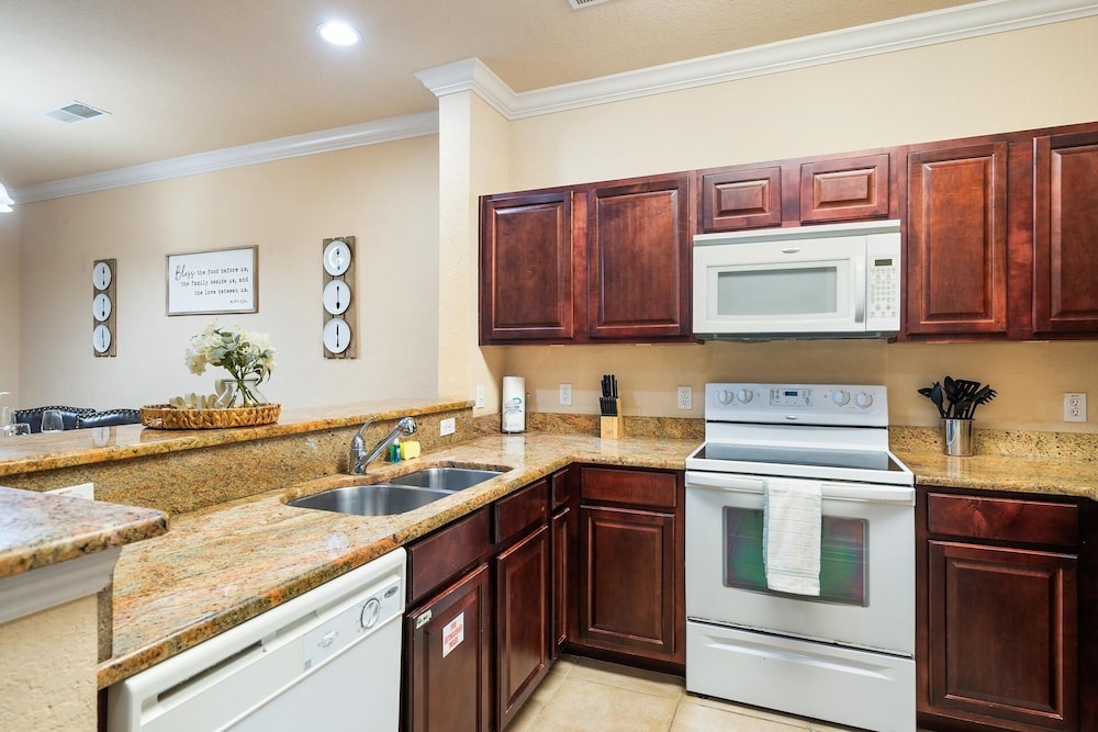 Tuscana Resort 2 Bedroom Condo Clubhouse Access 8 miles to Disney 2 Condo