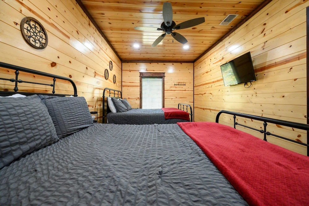 Feelin' Froggy Cabin for 11