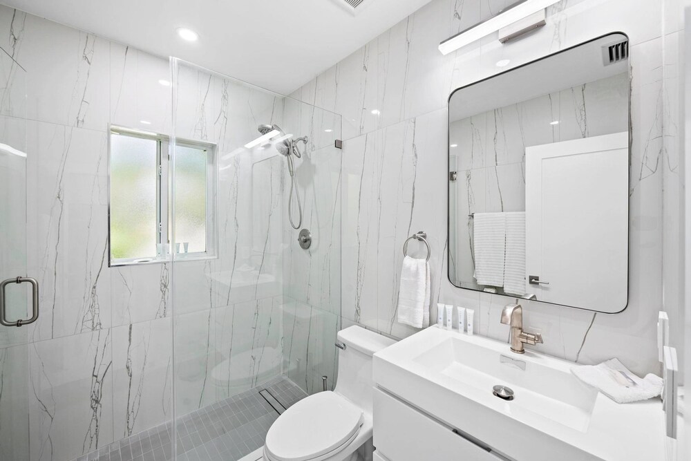 Uhost AI 4-unit Gem Mins to Las Olas Beach