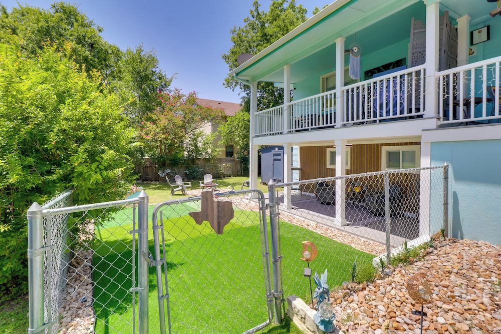 1 Mi to Dtwn + Fenced Yard: Georgetown Getaway!