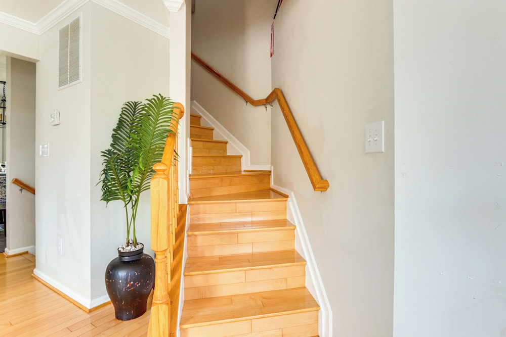< 2 Mi to Dtwn Hagerstown: Townhome w/ Fireplace