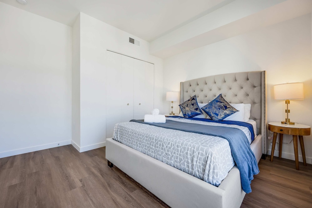 Luxury 3BR Hollywood Sign View by Oneluxstay