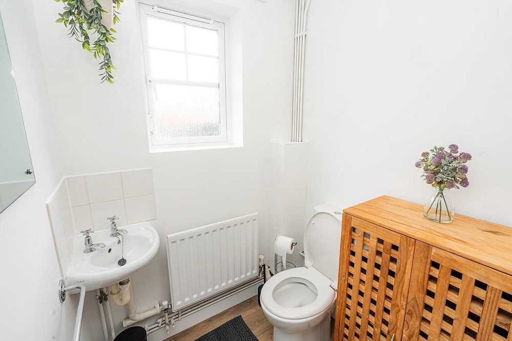 Modern 2-bed Home With Driveway Basingstoke