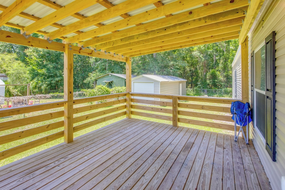 2 Mi to Ocean Isle Beach: Family Home w/ Deck!