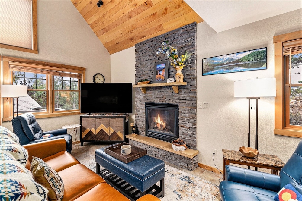 Solitude Beaver #3 - Estes Park 2 Bedroom Condo by RedAwning