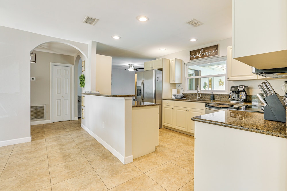 4 Mi to Lakes Park: Family Home in Fort Myers!