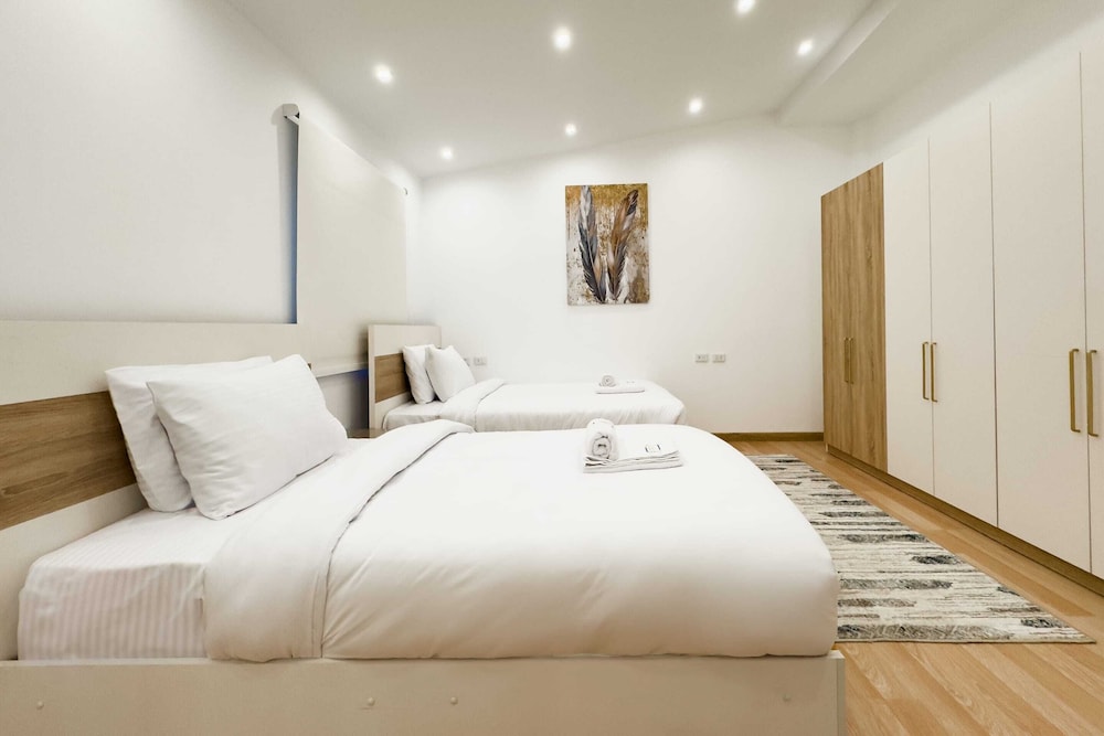 Posh & Panoramic 2bdr Rooftop 5 Min To Airport