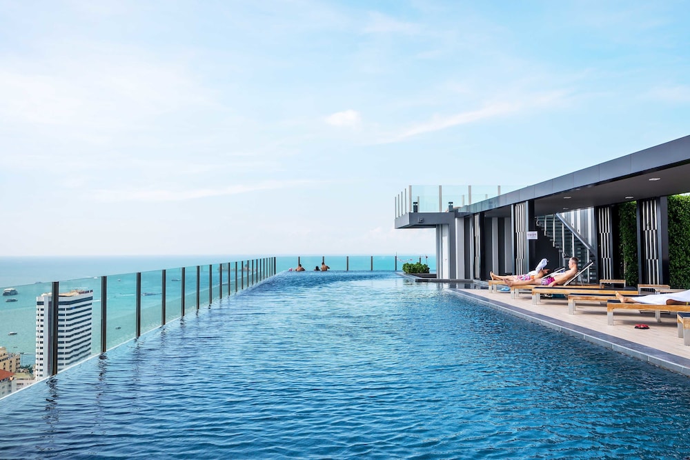 The Base Central Pattaya by Favstay