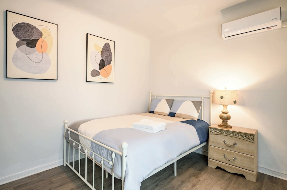 Near LA Cozy Home With Full Kitchen & Laundry