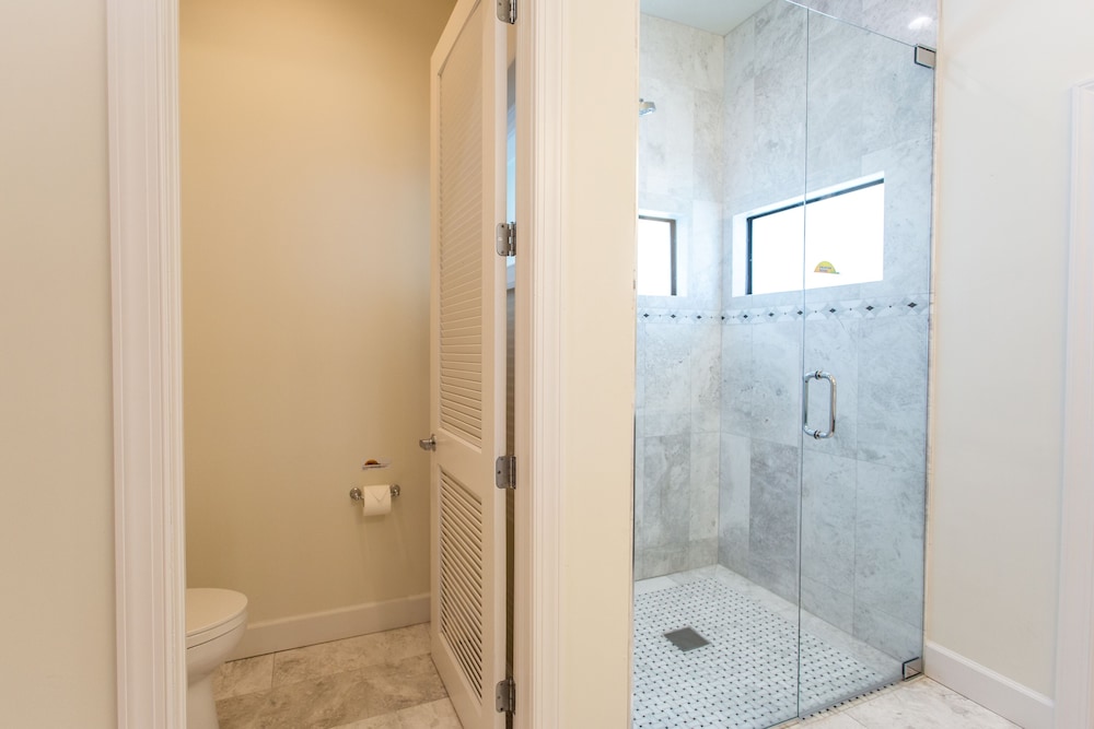 Sorrento Luxury Vacation Home: Expansive 5-Bedroom, 4.5-Bath Retreat with Private Pool, Hot Tub, and Pet-Friendly Accommodations – Just a Short Walk from S