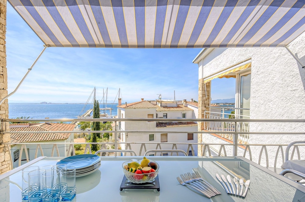 Apartment in Roses Near Platja Dels Palangrers