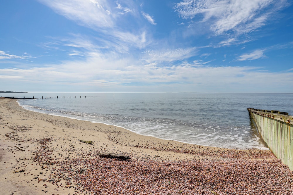 Walk to Hawk's Nest Beach: Coastal Old Lyme Apt