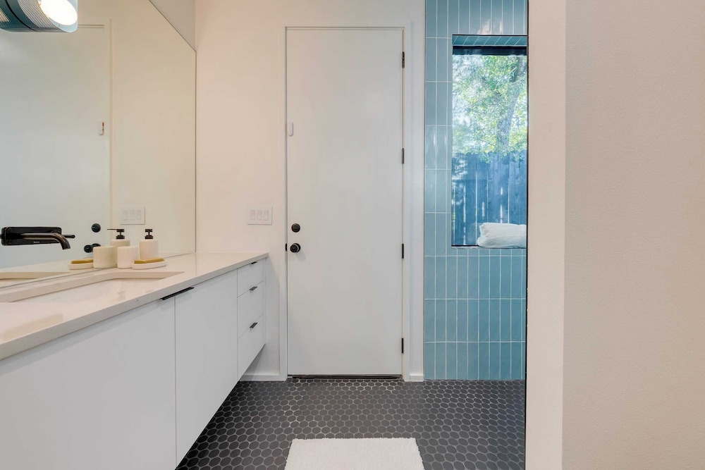 Modern East Austin Home w/ Pool, Near Downtown & Lady Bird Lake Casa 1803 by Avantstay