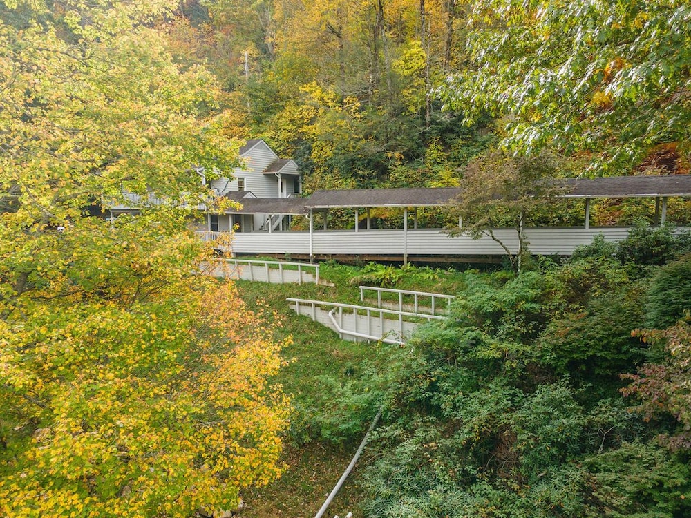 Riverfront Sanctuary Your Mountain Getaway