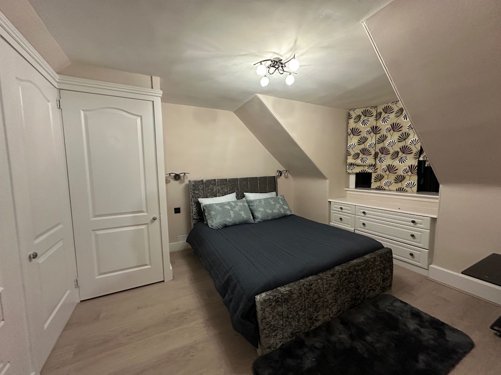 3 Bed Cottage Sleeps 2 With Parking, Garden & Wifi