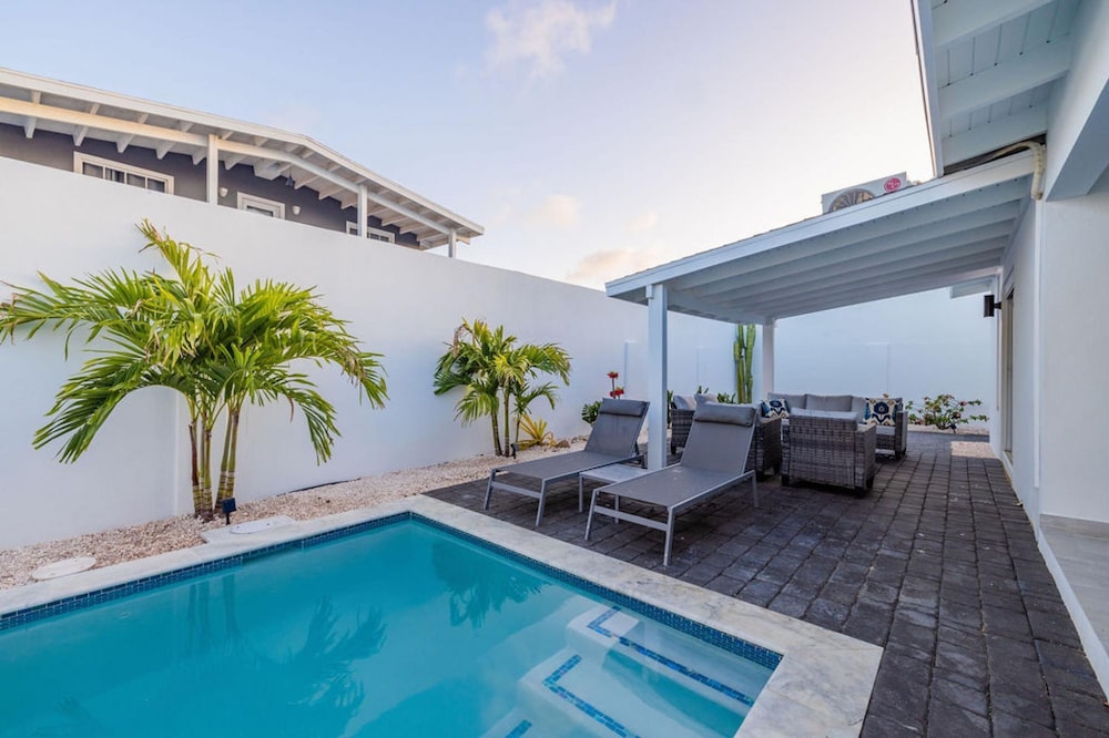 NEW 5BR Villa w Privatepool 3min to Eagle Beach