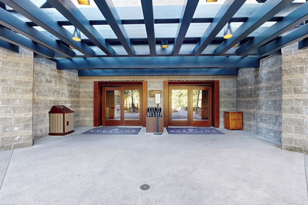 2BR Resort Condo Ski-in/ski-out, Pool, Hot Tub
